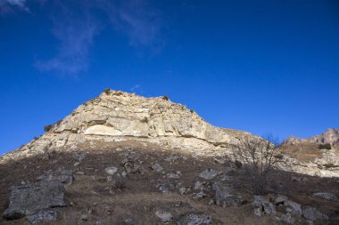 Dağ manzarası. Güzel bir yüksek kayalar, pitoresk gorge, Kuzey Kafkasya vahşi doğa manzarası