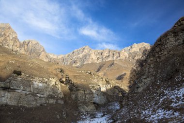 Dağ manzarası. Güzel bir yüksek kayalar, pitoresk gorge, Kuzey Kafkasya vahşi doğa manzarası