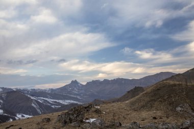 Dağ manzarası. Güzel bir yüksek kayalar, pitoresk gorge, Kuzey Kafkasya vahşi doğa manzarası