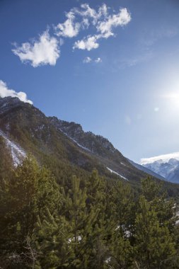 Dağ manzarası. Güzel bir yüksek kayalar, pitoresk gorge, Kuzey Kafkasya vahşi doğa manzarası