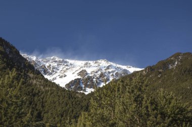 Dağ manzarası. Güzel bir yüksek kayalar, pitoresk gorge, Kuzey Kafkasya vahşi doğa manzarası