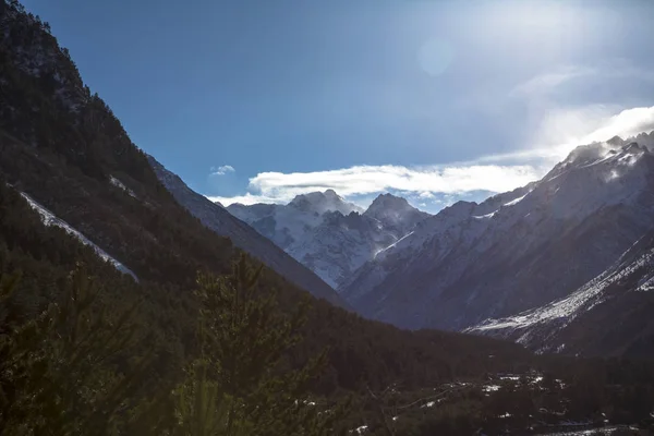 山风景 美丽的岩石景观 风景如画的峡谷 野生北高加索的性质 — 图库照片