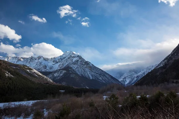 Dağ manzarası. Güzel bir yüksek kayalar, pitoresk gorge, Kuzey Kafkasya vahşi doğa manzarası