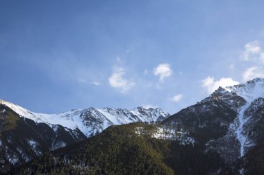 Dağ manzarası. Bir panorama pitoresk gorge bulutlarda altında güzel dağlar. Vahşi doğa Kuzey Kafkasya