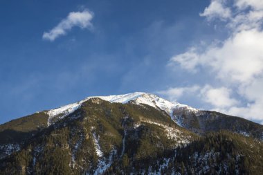 Dağ manzarası, yüksek kayalar, dağ gorge görünümünü güzel mavi gökyüzüne karşı en fazla. Vahşi doğa Kuzey Kafkasya, seyahat ve Turizm