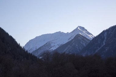 Dağ manzarası, yüksek kayalar, dağ gorge görünümünü güzel mavi gökyüzüne karşı en fazla. Vahşi doğa Kuzey Kafkasya, seyahat ve Turizm