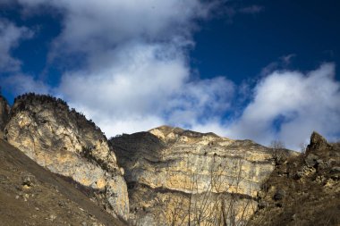 Dağ manzarası, yüksek kayalar, dağ gorge görünümünü güzel mavi gökyüzüne karşı en fazla. Vahşi doğa Kuzey Kafkasya, seyahat ve Turizm