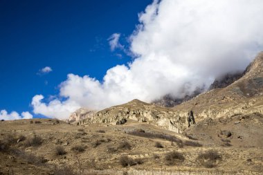 Dağ manzarası, yüksek kayalar, dağ gorge görünümünü güzel mavi gökyüzüne karşı en fazla. Vahşi doğa Kuzey Kafkasya, seyahat ve Turizm
