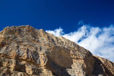 Dağ manzarası, yüksek kayalar, dağ gorge görünümünü güzel mavi gökyüzüne karşı en fazla. Vahşi doğa Kuzey Kafkasya, seyahat ve Turizm