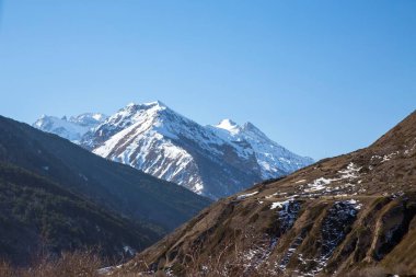 Dağ manzarası, yüksek kayalar, dağ gorge görünümünü güzel mavi gökyüzüne karşı en fazla. Vahşi doğa Kuzey Kafkasya, seyahat ve Turizm