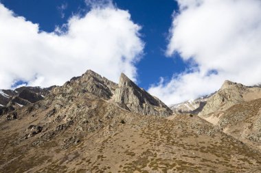 Dağ manzarası, yüksek kayalar, dağ gorge görünümünü güzel mavi gökyüzüne karşı en fazla. Vahşi doğa Kuzey Kafkasya, seyahat ve Turizm