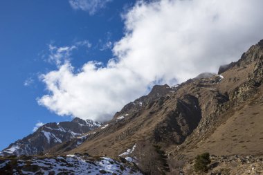 Dağ manzarası, yüksek kayalar, dağ gorge görünümünü güzel mavi gökyüzüne karşı en fazla. Vahşi doğa Kuzey Kafkasya, seyahat ve Turizm