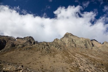 Dağ manzarası, yüksek kayalar, dağ gorge görünümünü güzel mavi gökyüzüne karşı en fazla. Vahşi doğa Kuzey Kafkasya, seyahat ve Turizm