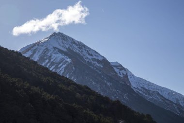 Dağ manzarası, yüksek kayalar, dağ gorge görünümünü güzel mavi gökyüzüne karşı en fazla. Vahşi doğa Kuzey Kafkasya, seyahat ve Turizm