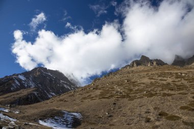 Dağ manzarası, yüksek kayalar, dağ gorge görünümünü güzel mavi gökyüzüne karşı en fazla. Vahşi doğa Kuzey Kafkasya, seyahat ve Turizm