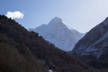 Dağ manzarası, yüksek kayalar, dağ gorge görünümünü güzel mavi gökyüzüne karşı en fazla. Vahşi doğa Kuzey Kafkasya, seyahat ve Turizm