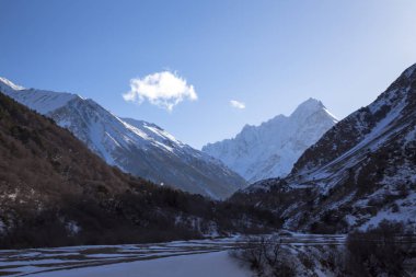 Dağ manzarası, yüksek kayalar, dağ gorge görünümünü güzel mavi gökyüzüne karşı en fazla. Vahşi doğa Kuzey Kafkasya, seyahat ve Turizm