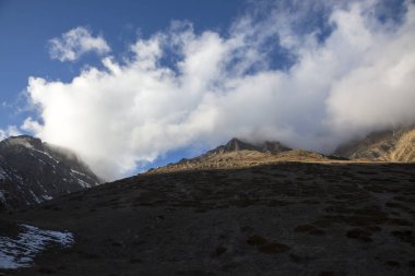 Dağ manzarası, yüksek kayalar, dağ gorge görünümünü güzel mavi gökyüzüne karşı en fazla. Vahşi doğa Kuzey Kafkasya, seyahat ve Turizm