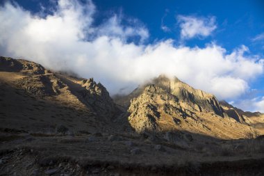 Dağ manzarası, yüksek kayalar, dağ gorge görünümünü güzel mavi gökyüzüne karşı en fazla. Vahşi doğa Kuzey Kafkasya, seyahat ve Turizm
