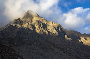 Dağ manzarası, yüksek kayalar, dağ gorge görünümünü güzel mavi gökyüzüne karşı en fazla. Vahşi doğa Kuzey Kafkasya, seyahat ve Turizm
