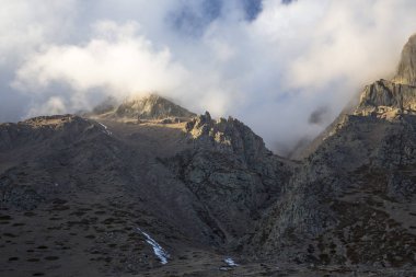 Dağ manzarası, yüksek kayalar, dağ gorge görünümünü güzel mavi gökyüzüne karşı en fazla. Vahşi doğa Kuzey Kafkasya, seyahat ve Turizm