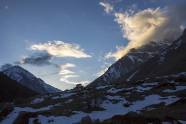 Dağ manzarası, yüksek kayalar, dağ gorge görünümünü güzel mavi gökyüzüne karşı en fazla. Vahşi doğa Kuzey Kafkasya, seyahat ve Turizm
