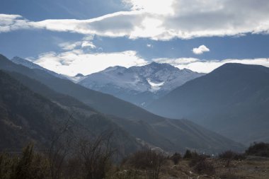 Dağ manzarası, yüksek kayalar, dağ gorge görünümünü güzel mavi gökyüzüne karşı en fazla. Vahşi doğa Kuzey Kafkasya, seyahat ve Turizm