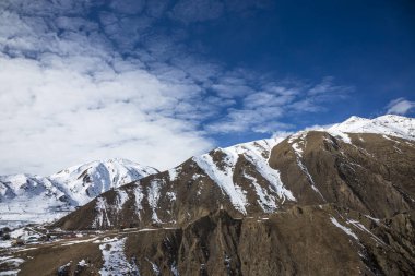 Dağ manzarası, yüksek kayalar, dağ gorge görünümünü güzel mavi gökyüzüne karşı en fazla. Vahşi doğa Kuzey Kafkasya, seyahat ve Turizm