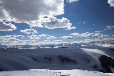 Dağ manzarası, yüksek kayalar, dağ gorge görünümünü güzel mavi gökyüzüne karşı en fazla. Vahşi doğa Kuzey Kafkasya, seyahat ve Turizm