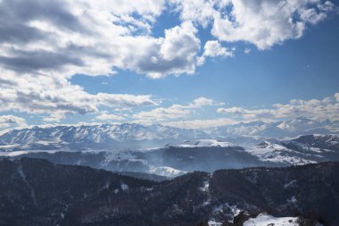 Dağ manzarası. Bir panorama pitoresk gorge bulutlarda altında güzel dağlar. Vahşi doğa Kuzey Kafkasya