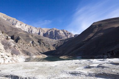 Dağ manzarası, pitoresk göl dağ gorge, yüksek kayalar güzel manzaralarına, Kuzey Kafkasya doğası