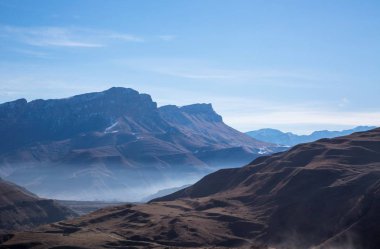 Dağ manzarası, yüksek kayalar, dağ gorge görünümünü güzel mavi gökyüzüne karşı en fazla. Vahşi doğa Kuzey Kafkasya, seyahat ve Turizm