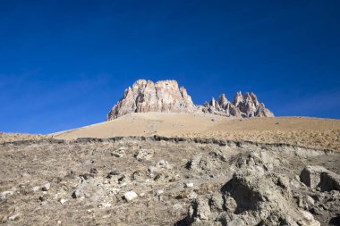 Dağ manzarası, yüksek kayalar, dağ gorge görünümünü güzel mavi gökyüzüne karşı en fazla. Vahşi doğa Kuzey Kafkasya, seyahat ve Turizm