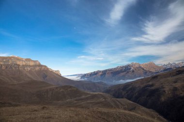 Dağ manzarası, yüksek kayalar, dağ gorge görünümünü güzel mavi gökyüzüne karşı en fazla. Vahşi doğa Kuzey Kafkasya, seyahat ve Turizm