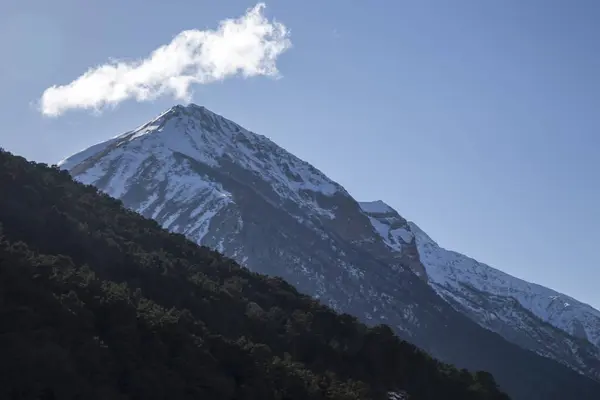 Dağ manzarası, yüksek kayalar, dağ gorge görünümünü güzel mavi gökyüzüne karşı en fazla. Vahşi doğa Kuzey Kafkasya, seyahat ve Turizm