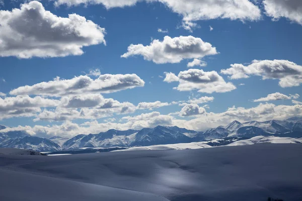 Dağ manzarası. Bir panorama pitoresk gorge bulutlarda altında güzel dağlar. Vahşi doğa Kuzey Kafkasya