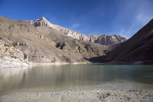 Dağ manzarası, pitoresk göl dağ gorge, yüksek kayalar güzel manzaralarına, Kuzey Kafkasya doğası