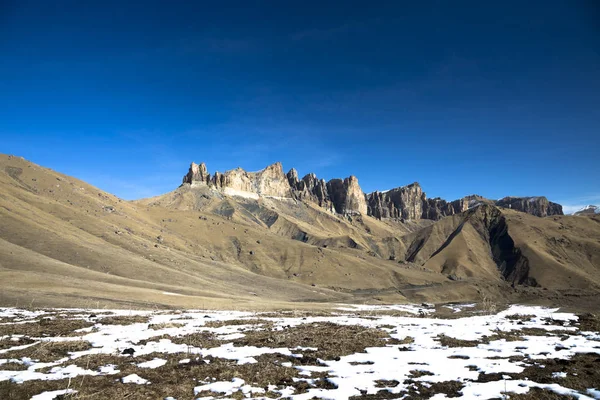 山水风光秀丽 景色秀美 风景如画的山谷 顶着蓝天 北高加索的狂放的自然 旅行和旅游业 — 图库照片