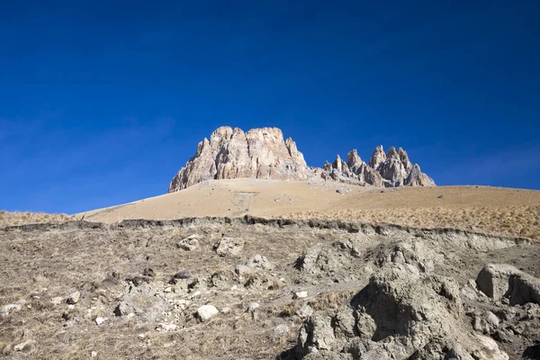 Dağ manzarası, yüksek kayalar, dağ gorge görünümünü güzel mavi gökyüzüne karşı en fazla. Vahşi doğa Kuzey Kafkasya, seyahat ve Turizm
