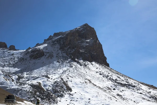 山の風景 高い岩の美しい景色 美しい山峡 青空トップ 北コーカサス 旅行や観光の大自然 — ストック写真