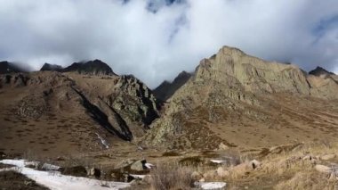 Dağ manzarası, yüksek kayalar, dağ gorge görünümünü güzel mavi gökyüzüne karşı en fazla. Vahşi doğa Kuzey Kafkasya, seyahat ve Turizm
