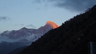 Dağları, güzel dağ panorama, bir manzara, Kuzey Kafkasya doğası akşam