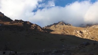 Dağ manzarası, yüksek kayalar, dağ gorge görünümünü güzel mavi gökyüzüne karşı en fazla. Vahşi doğa Kuzey Kafkasya, seyahat ve Turizm