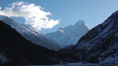 Dağ manzarası, yüksek kayalar, dağ gorge görünümünü güzel mavi gökyüzüne karşı en fazla. Vahşi doğa Kuzey Kafkasya, seyahat ve Turizm