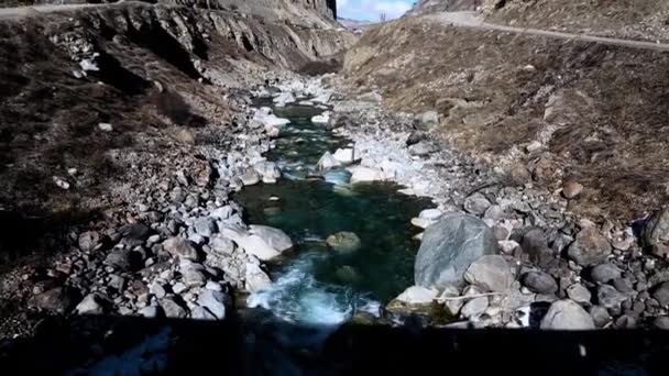 山水风光秀丽 景色秀美 风景如画的山谷 顶着蓝天 北高加索的狂放的自然 旅行和旅游业 — 图库视频影像