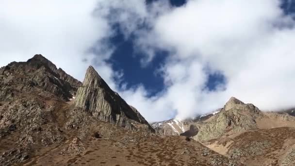 Dağ Manzarası Yüksek Kayalar Dağ Gorge Görünümünü Güzel Mavi Gökyüzüne — Stok video