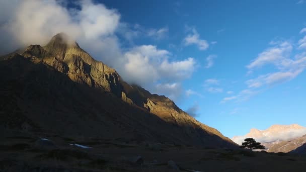 山の風景 高い岩の美しい景色 美しい山峡 青空トップ 北コーカサス 旅行や観光の大自然 — ストック動画