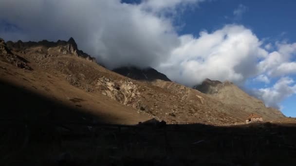 Dağ Manzarası Yüksek Kayalar Dağ Gorge Görünümünü Güzel Mavi Gökyüzüne — Stok video