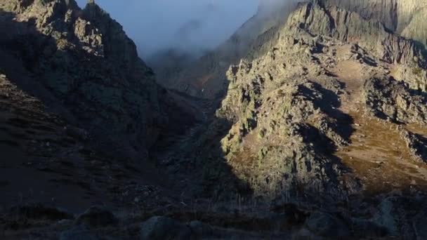 Dağ Manzarası Yüksek Kayalar Dağ Gorge Görünümünü Güzel Mavi Gökyüzüne — Stok video