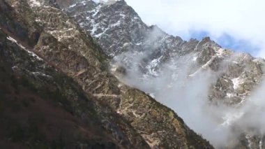 Dağ manzarası. Bulutlar gökyüzü üzerinde pitoresk gorge bulutlarda altında güzel dağlar hareketi. Vahşi doğa Kuzey Kafkasya